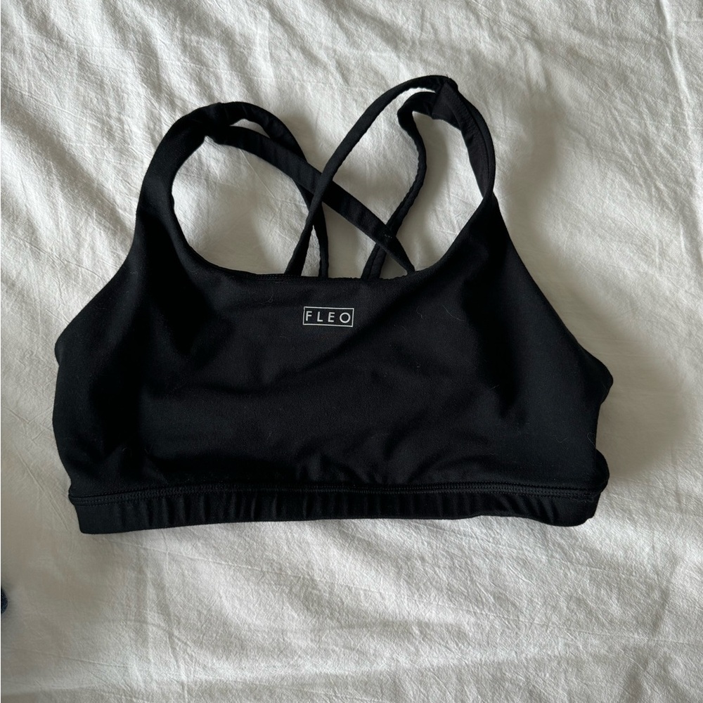 Fleo Isla Sports Bra. Size small; black